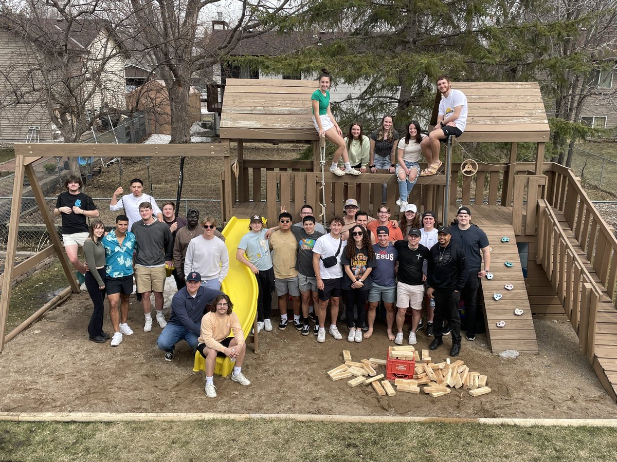 zgriebz23's tweet photo. Griebel family crossover with my @HUPipers family. Happy Easter!! https://t.co/nGxF8s98fu