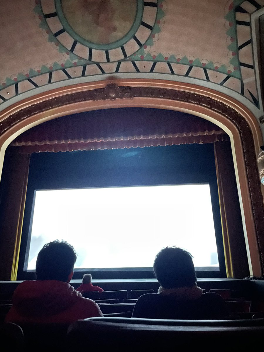 GuilhemCaillard's tweet photo. Dans la cabine de projection du mythique #SomervilleTheater, en activité depuis 1914 avec sa salle de 900 places. Visite privée par le projectionniste David, avec en prime la séance du kaiju GAMERA Vs. BARUGON (1966), présenté ici dans la série Attack of the B-Movies. Bonheur. https://t.co/ypEkybtfp8