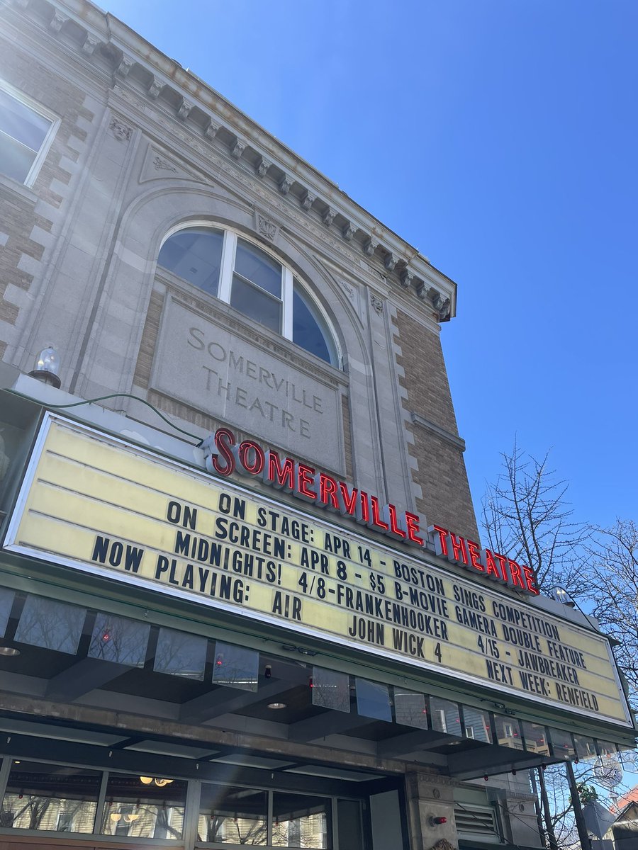 GuilhemCaillard's tweet photo. Dans la cabine de projection du mythique #SomervilleTheater, en activité depuis 1914 avec sa salle de 900 places. Visite privée par le projectionniste David, avec en prime la séance du kaiju GAMERA Vs. BARUGON (1966), présenté ici dans la série Attack of the B-Movies. Bonheur. https://t.co/ypEkybtfp8