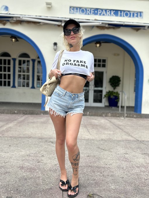 . @jackystjames @bellesahouse @Brazzers  Miami vibes ? https://t.co/751IyJCLd8