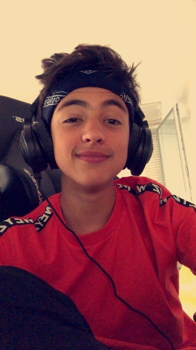 XenaLouve's tweet photo. Les gars il n'y a pas que sa chaîne qui grandit.. lui aussi grandit ❤️ https://t.co/syu9ONy1wi