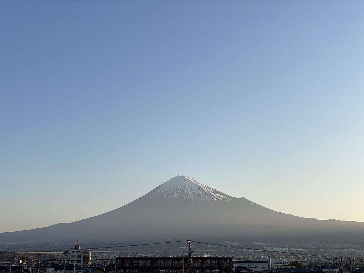 2023年4月10日（月）5:50🌷 皆さん🎶おはようございます😊 とても良い天気です☀️ （予想気温）6℃/20℃ 気温差が10℃以上もあります❄️体調を崩さないよう十分ご注意下さい💐🍵🌷 「ケサフジ」🗻👸しっかり綺麗です😊(^^)本日も良い一日をお過ご