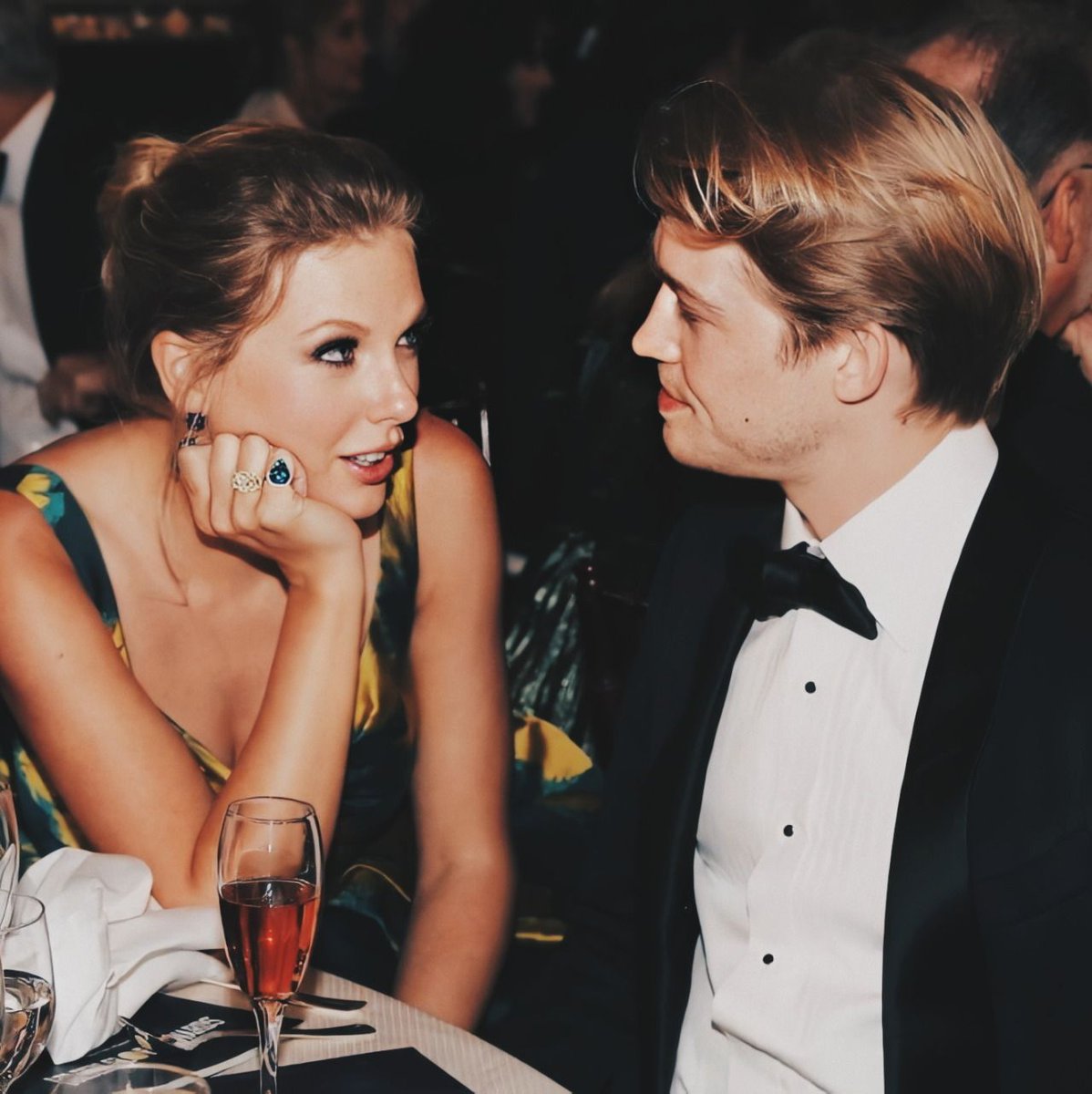 loverrsunlight's tweet photo. joe alwyn y taylor swift son literalmente esto COMO LO VAN A DEJAR https://t.co/5CEnj352Fh