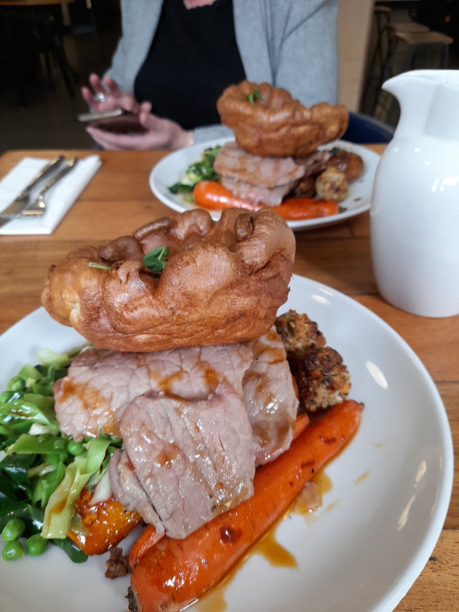lexiland71's tweet photo. Gotta love a Sunday roast. Especially when no work in the morning #pinotnoir 🍷 https://t.co/eJ6uzvCXt2