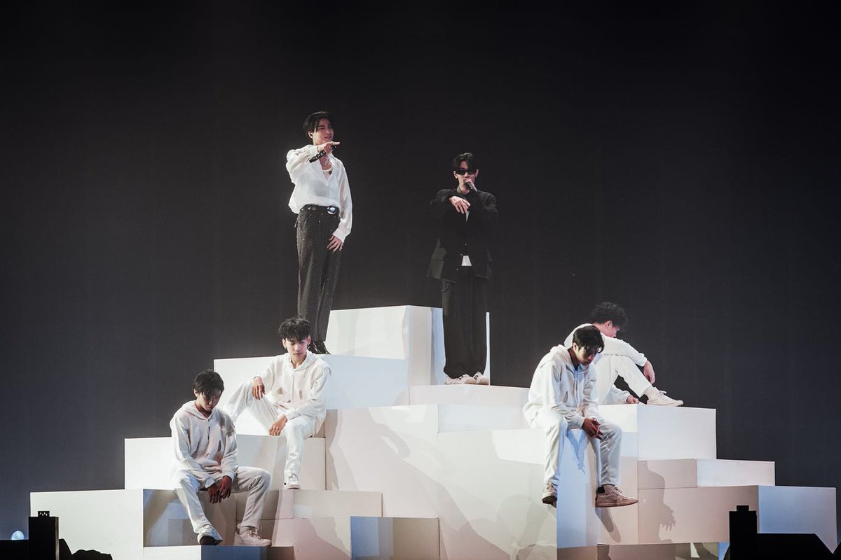 fan_person14's tweet photo. Gulf singing with K6Y was so cool... I've played that song over so many times... #SpectrumOfMe was an epic birthday concert
GULF KANAWUT
#GulfKanawut @gulfkanawut 
#K6Y https://t.co/NzbX36heiK