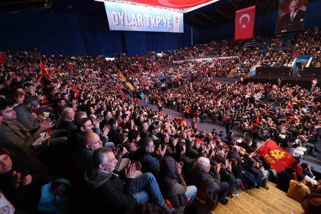 UlasKar78337122's tweet photo. Bu sefer oylarınızı gerçek sahibi komünistlere verin! Bende komünistim ama,bende solcuyum ama,bende sizin gibi düşünüyorum  ama  demeyi bir kenara bırakın ve kendinizi destekleyin. #biroyerdogangitsindiye                       #biroyTKP                #TkpGelirHerseyDeğisir https://t.co/BoRgAwXSpt