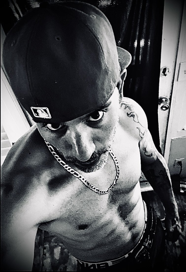 BigDickJinx's tweet photo. Where is everyone?! I guess nobody loves me anymore lol..Who misses my cock? Happy Easter 🐣 Hit me up if you need something to get off to!! Trying to make some end of weekend $$$ https://t.co/UkjQFYgsCp