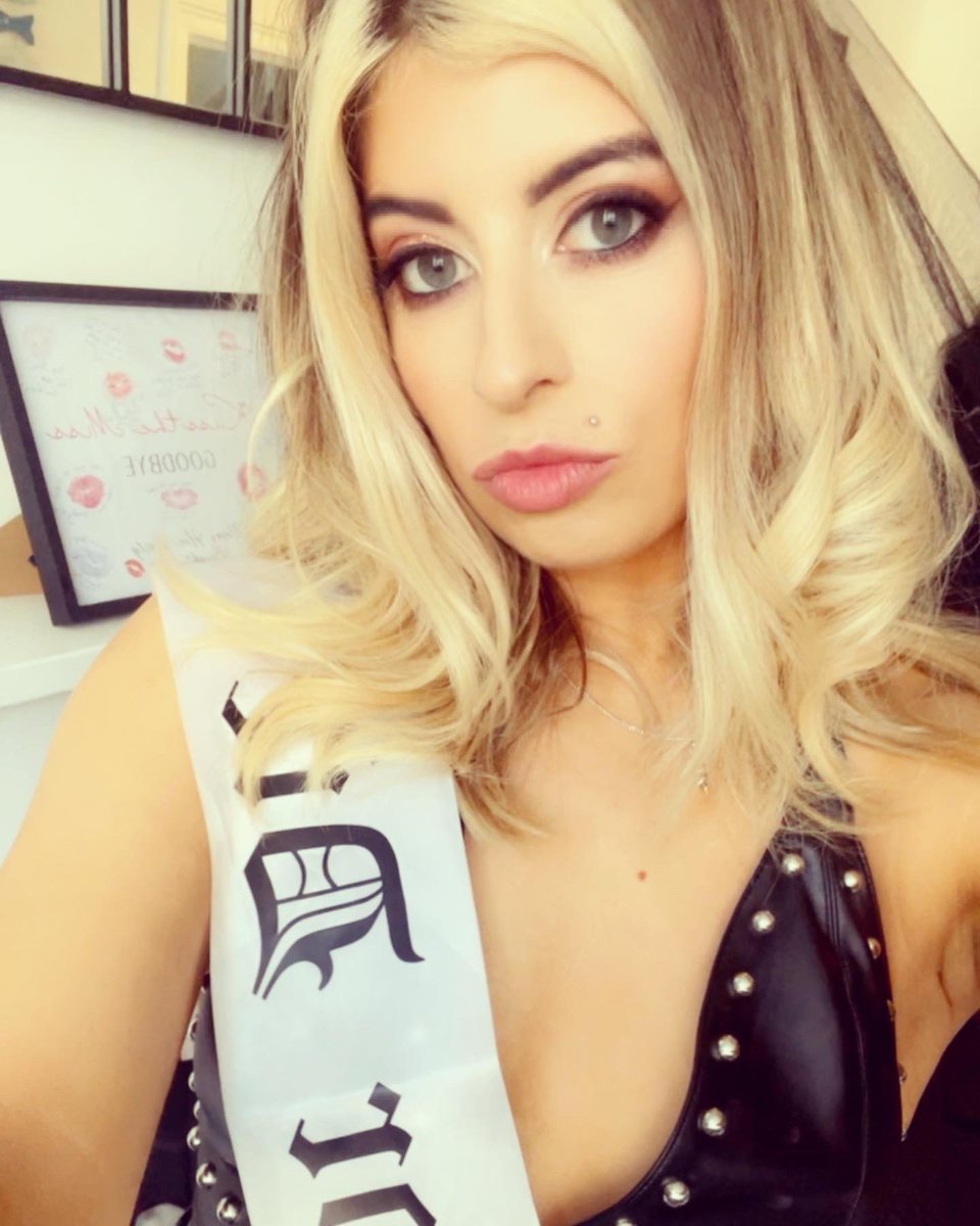 Rosa Emerald Fox tweet media