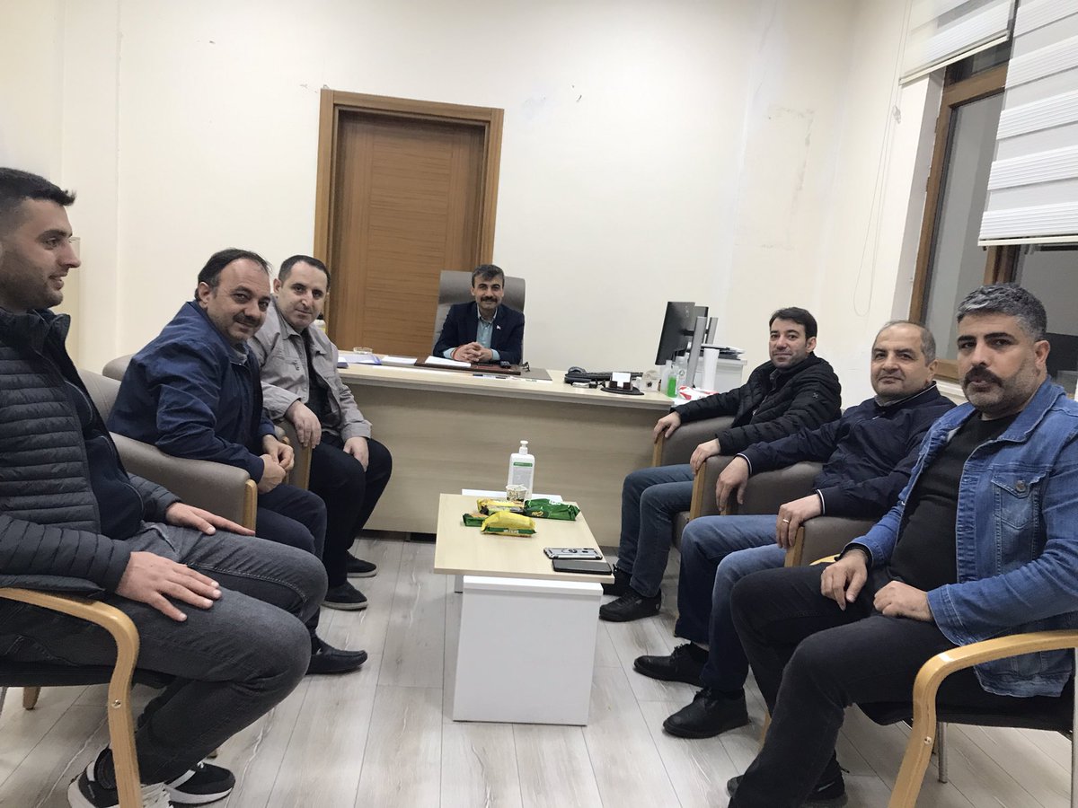 hakan_dm's tweet photo. Adıyaman iline görevlendirilen Bingöl İl Nüfus ve Vatandalık Müdürlüğü personeli ilk günden itibaren afet bölgesinde gönüllü olarak görev yapan @Bekirsenturk03 Bekir ŞENTÜRK müdürümüz ile yoğun ve özverili bir şekilde mesai yapmaktadır.@TCNufus @sefikaygol @bingolnufus @u_doner https://t.co/pKdg8NSduG