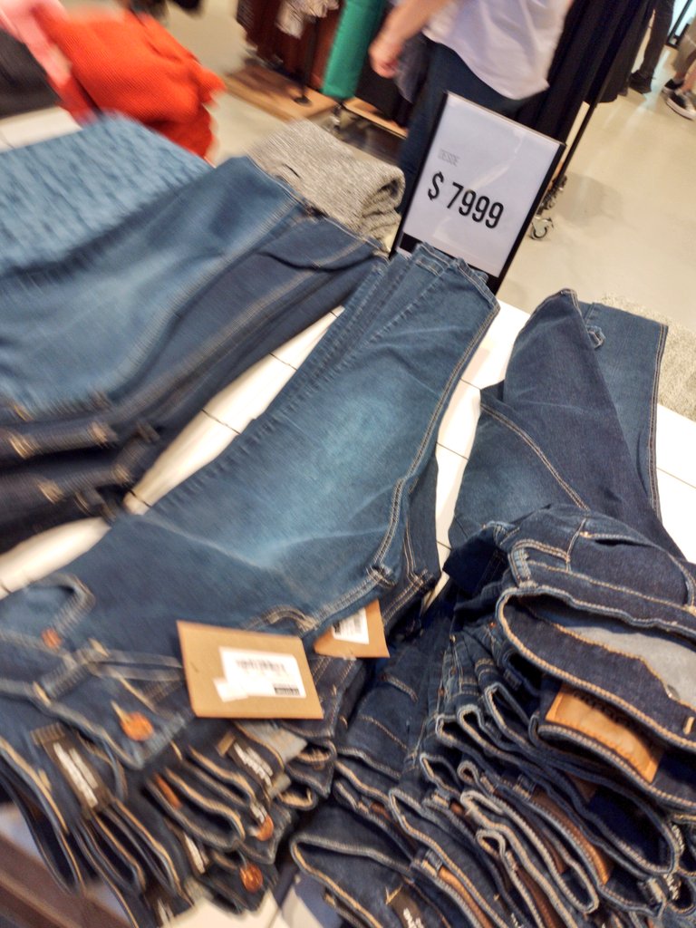 Silnari's tweet photo. Hablemos de Le Utthe!
Fui a Caballito a merendar con mi madre y mi hermana y pasé por este local. 

Chicos los jeans son muy buenos, mucha variedad, muchos colores. Alguien los conoce? Experiencias? https://t.co/CZNi5l4i7p