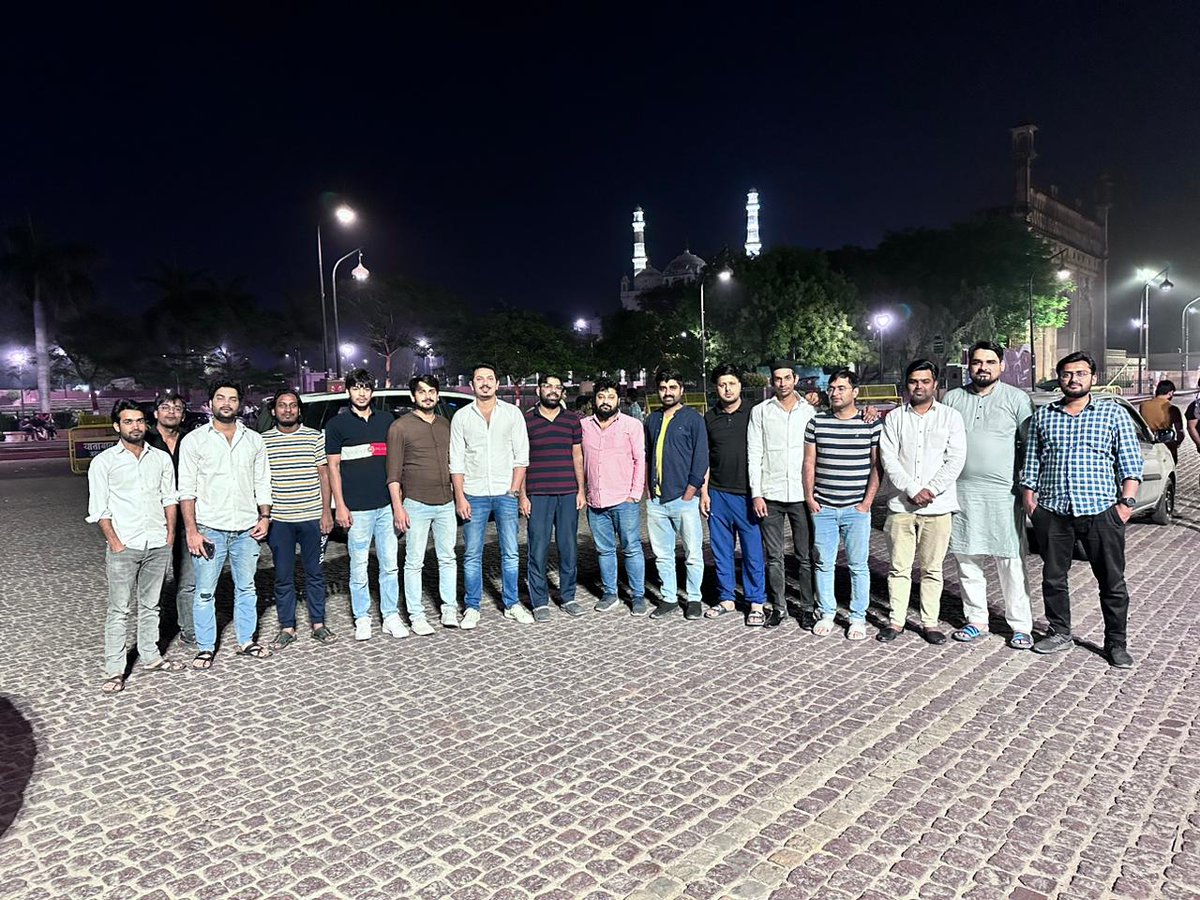 FaizulHasanKhan's tweet photo. अलीगढ़ वालों की महफ़िल, साथ में लखनऊ के जाँबाज़ साथी!
#RoomiGate https://t.co/CTk0vVjKMB