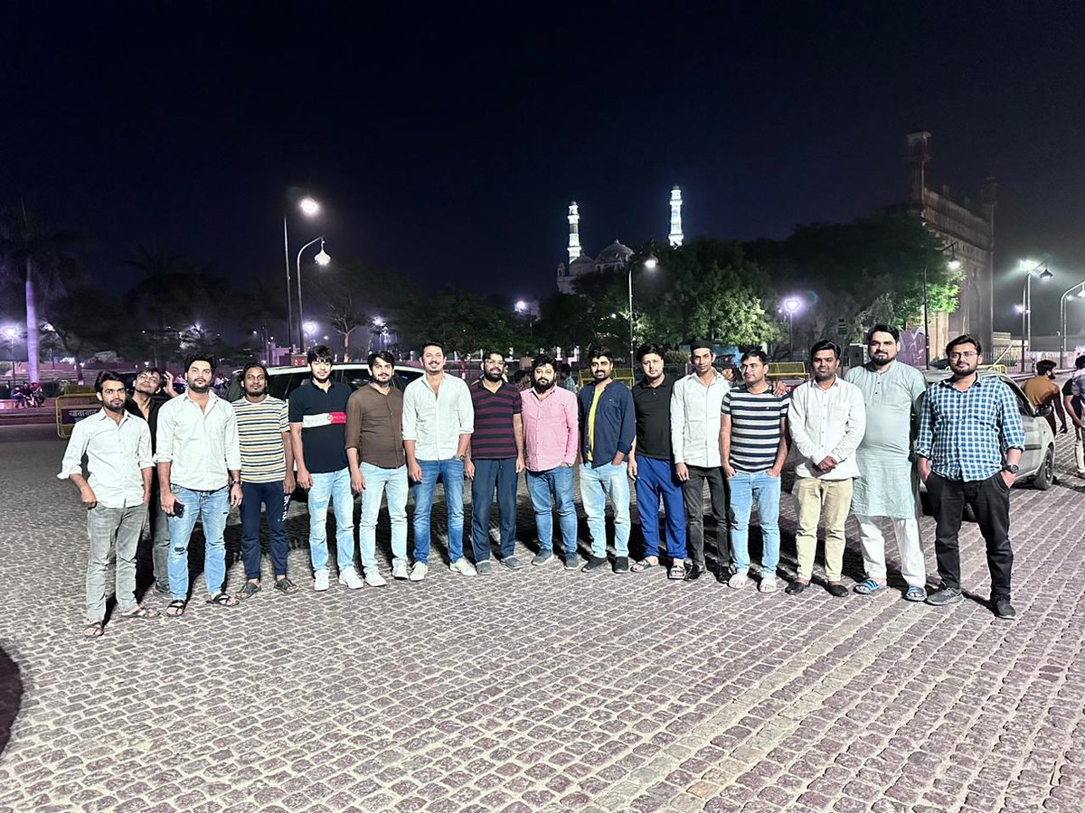 FaizulHasanKhan's tweet photo. अलीगढ़ वालों की महफ़िल, साथ में लखनऊ के जाँबाज़ साथी!
#RoomiGate https://t.co/CTk0vVjKMB