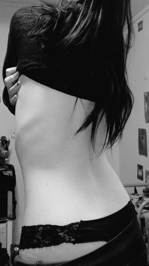 cvttercvlt's tweet photo. GUYS WHAT SPO DO I LOOK LIKE? be honest i need motivation #edtwt  #anatwt #bodycheck #averagespo #thinspo #fatspo #bonespo https://t.co/KbzkKkuKH3