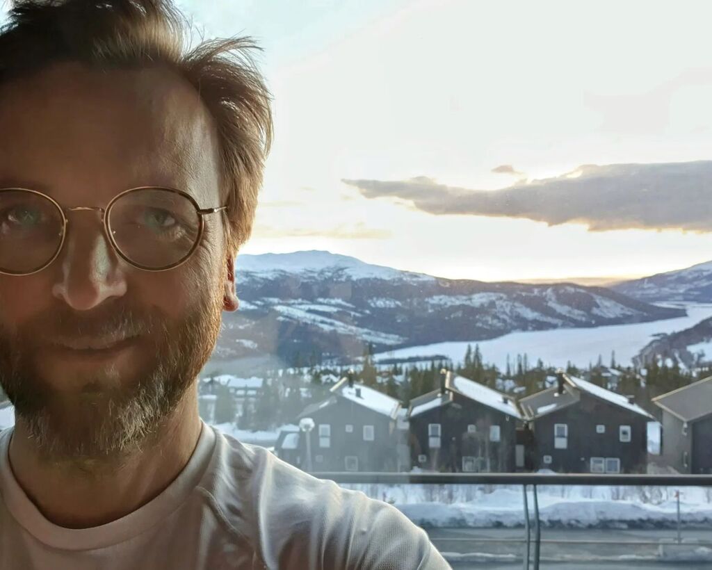 MatsEk's tweet photo. Nytrรคnad med utsikt efter nio timmars bilresa.
Tro inte att det hรคr รคr vardag fรถr mig. Jag brukar inte kรถra bil en hel dag. Jag brukar inte trรคna i ett gym. Jag brukar inte vara i fjรคllen. Men... nu รคr jag hรคr.
#selfie #semester #ovardag #fritid #psykiaโฆ https://t.co/CHwQF3V5rN https://t.co/TNWnnM7dsl