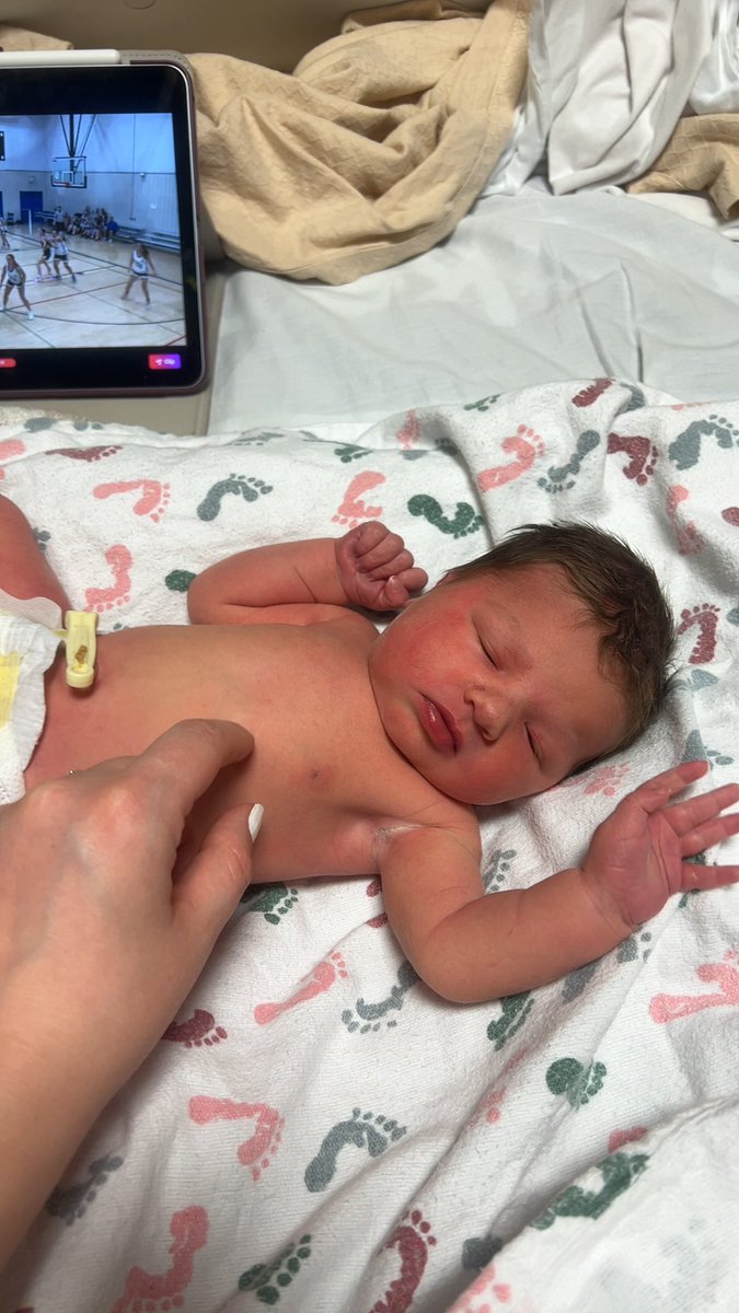 AirMinnesota's tweet photo. Only 12 hours old and our New Air baby was taking in a game on baller TV Congratulations @DanJech @emma_collins3 🏀❤️ @BallerTV https://t.co/pGEnprNox4