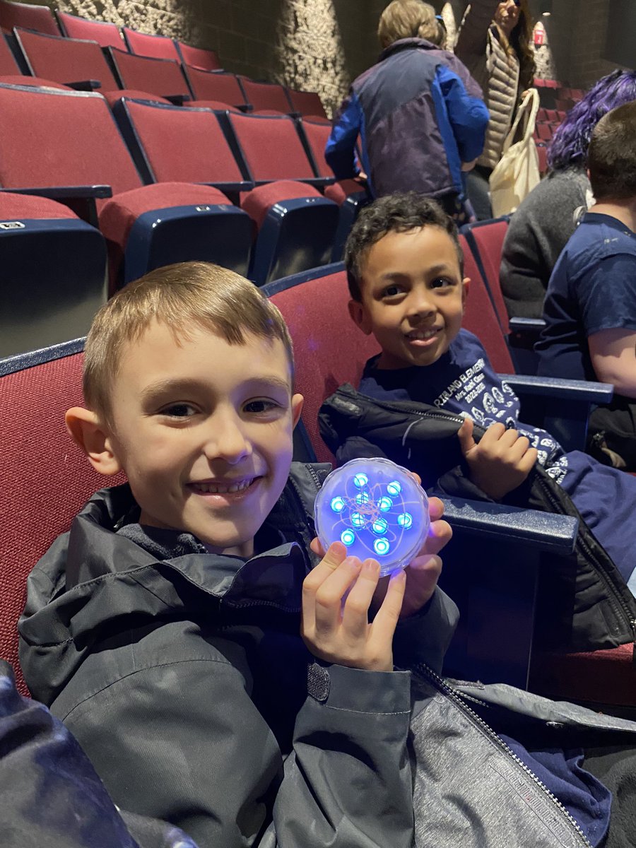 acoppGL's tweet image. Richland first graders got to see a light and laser performance of ZOOOM by Patch Theater group. It was amazing! #gogulllake @GLCS_Foundation @GLCSrichland