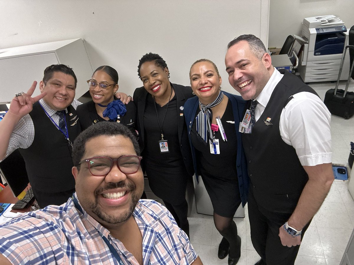 XSandozUAL's tweet photo. What a great INFORM. We love our EWRSW Team. Today with a sit in SJU.  Their smiles says it all. #GoodLeadsTheWay @weareunited @united @EWR_SW https://t.co/o7X4cWQZ5P