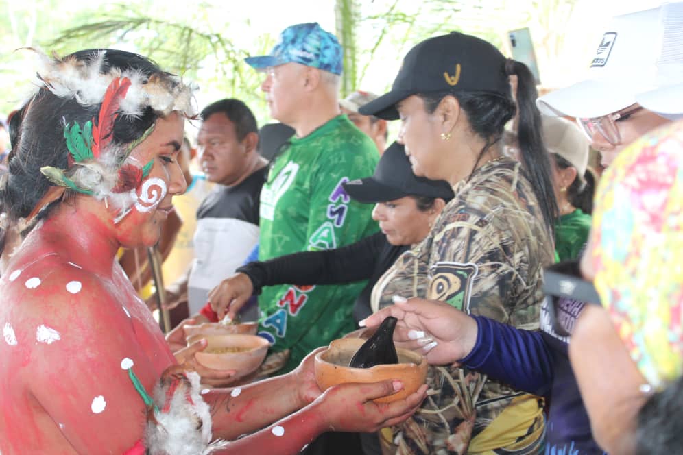 mirabal_yamilet's tweet photo. Fuimos junto  al Ministro del Poder Popular para el Turismo @AliErnesto32, a disfrutar del  Municipio Autana de nuestro Estado Amazonas 
#SemanaSanta2023 
#AmazonasTierraMagica
#AliEnAmazonas https://t.co/5YPAShb77O
