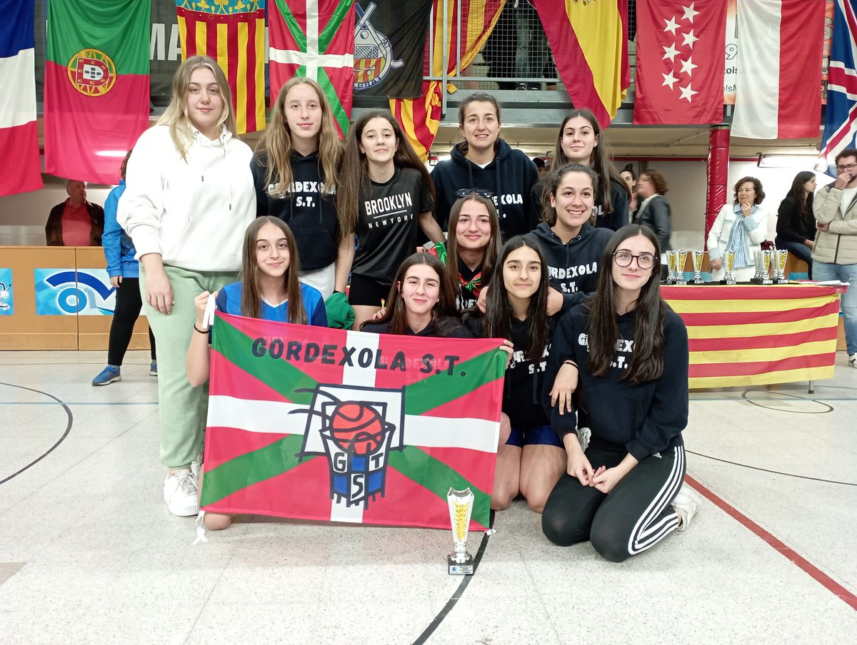 GordexolaST's tweet photo. Fotos de despedida del torneo de Malgrat de Mar. El año que viene más y mejor. Gracias por la organización. https://t.co/NkPmxE17dS