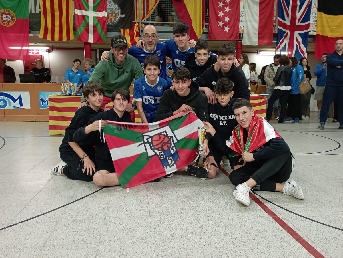 GordexolaST's tweet photo. Fotos de despedida del torneo de Malgrat de Mar. El año que viene más y mejor. Gracias por la organización. https://t.co/NkPmxE17dS