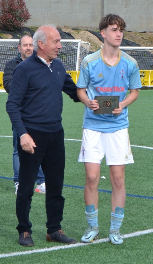 rcsoccercup's tweet photo. Don Jose Manuel Fernandez, vicepresidente de la @futgal , hizo entrega a Noah Rodriguez (RC Celta de Vigo), del trofeo como mejor jugador del torneo. https://t.co/P7zgGBHNXS