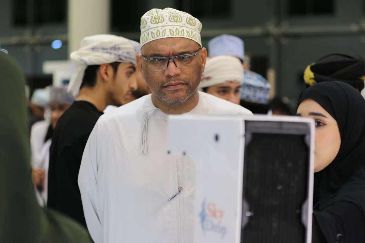 SkydropOm's tweet photo. سُعدنا بزيارة الدكتور أحمد البلوشي عميد كلية الهندسة في الجامعة الوطنية للعلوم والتكنولوجيا✨ 
#انجاز_عمان 
#injazoman
#معرض_الشركات_الطلابية_٢٠٢٣
 #الجامعة_الوطنية_للعلوم_والتكنولوجيا https://t.co/0WOiIiplx4