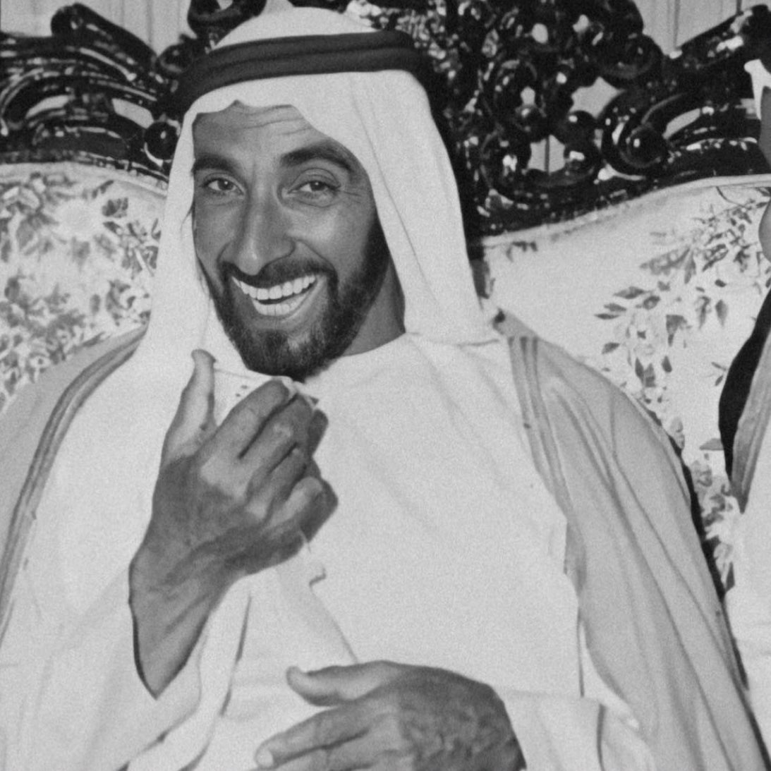 رحَمْ الله مَنْ أسس هذا الوَطن واقَام بُنْيـانه ، وأسعَد شعبَه .

- اللهم إنّا نُحب عبدك زايـد بن سُلطان ، فأجعَل الريان بَابه والكَوثر شَرابه والفِردَوس ثَوابه .