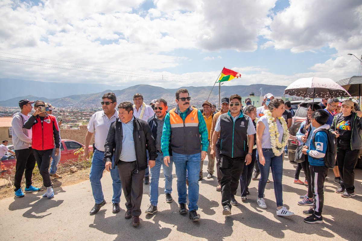 ManfredBolivia's tweet photo. Continuamos nuestro recorrido de entregas en la OTB Central Milenium, inaugurando el Puente Peatonal "Pajcha", una obra anhelada por los vecinos que durante muchos años tuvieron dificultades para cruzar la torrentera y desarrollar sus actividades cotidianas.
#HILO4 ⬇️ https://t.co/JvQqCZkRjr