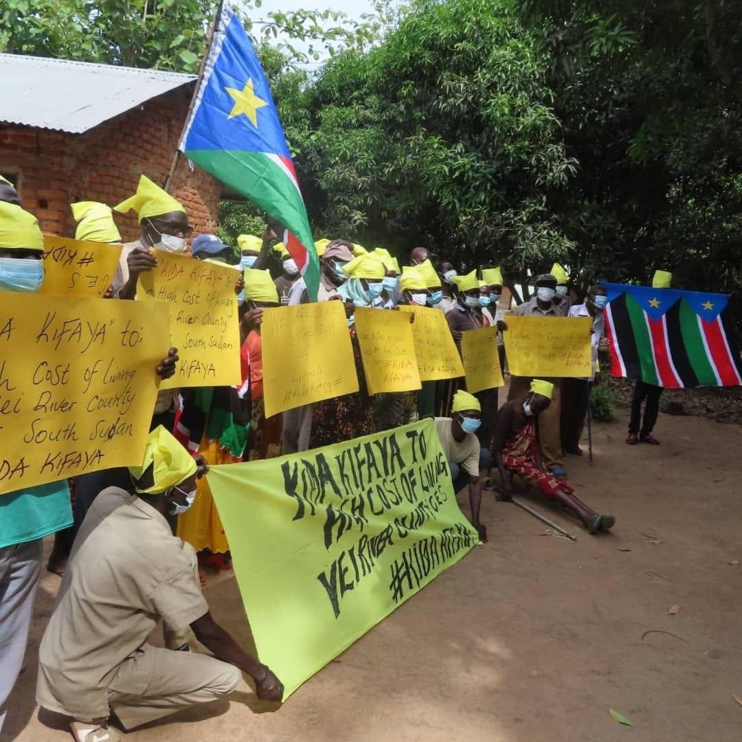 HonMoyen's tweet photo. Once, my teacher told me that "Silent can be the best weapon", I am still in Central Equatoria for serious political business. Happy Easter to ALL of YOU. God Bless South Sudan.

#SouthSudan https://t.co/QdaDnzjnkP