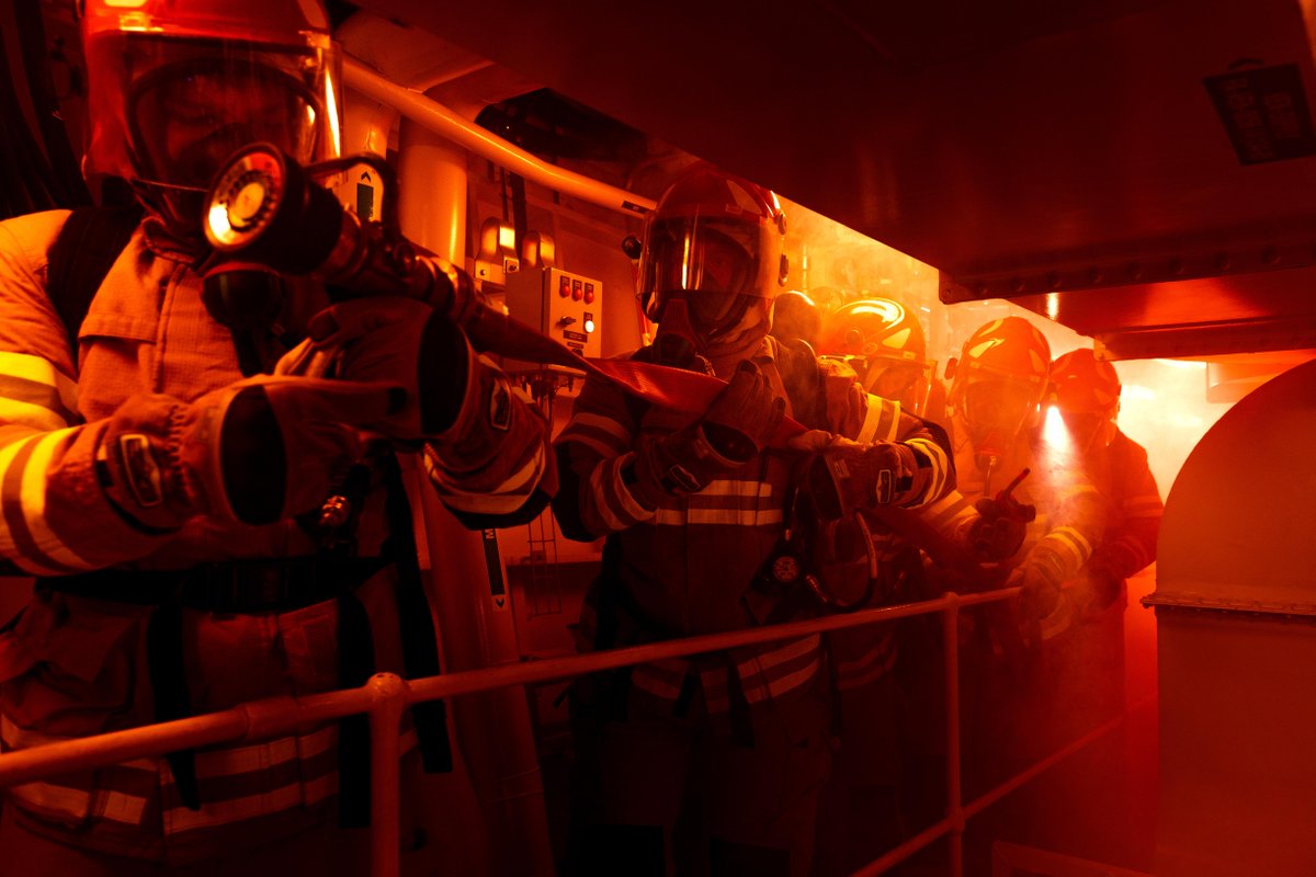 Australian_Navy's tweet photo. #HMASSydney sharpening their damage control skills 🔥🚢
Just like a heavyweight boxer, damage control is the difference that lets #AusNavy ships take hits and keep fighting.
On #ExTasmanShield23, our #AusNavy personnel conducted damage control exercises
#WorkingNavy #NavyLife https://t.co/VkXZ3aNMK9