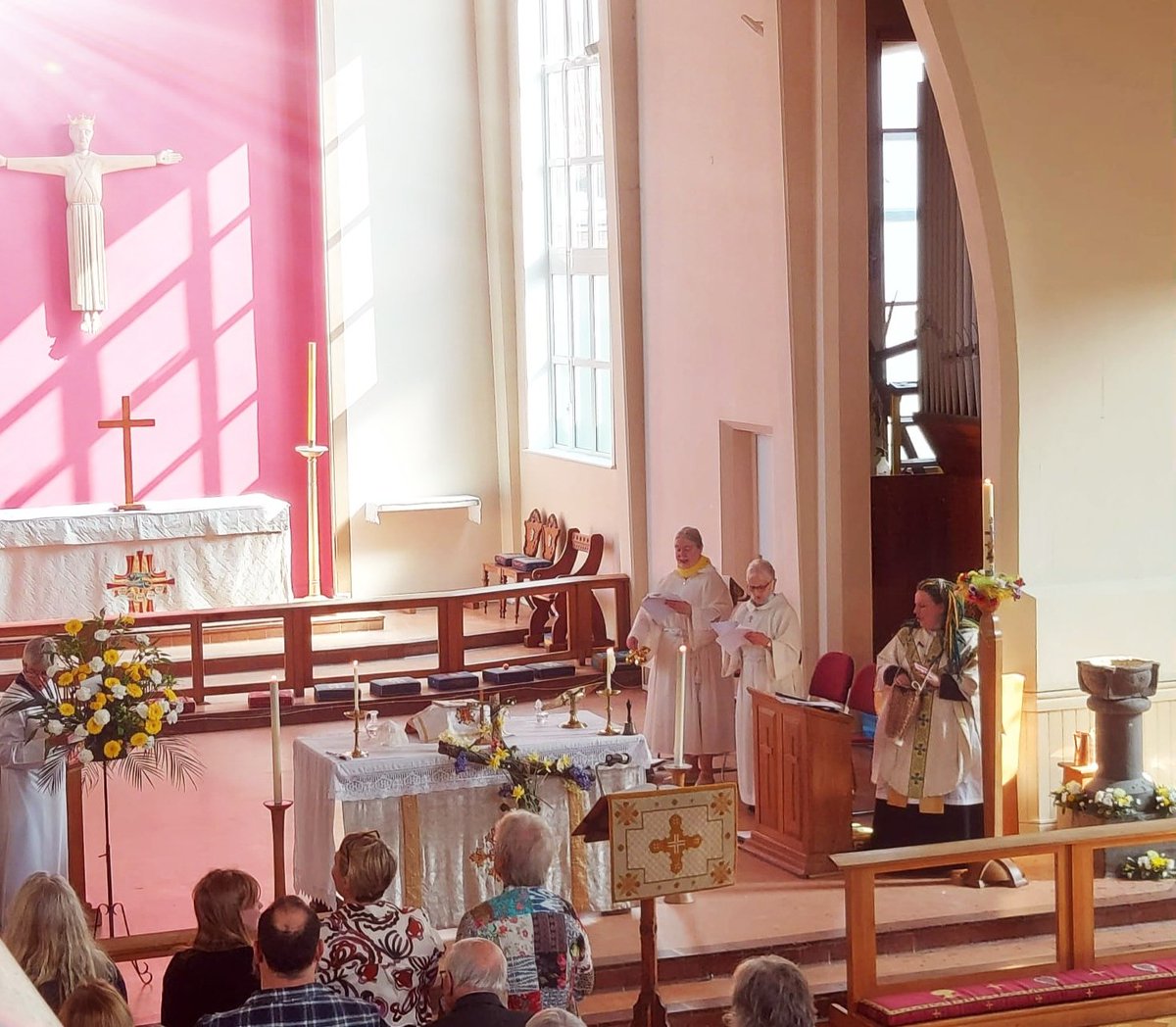 RevCBeckett's tweet photo. #EasterDay #AllAge #Communion in @StJamesBsea
Alleluia! Christ is risen! A wonderful #celebration of light &amp; song &amp; beauty &amp; hope &amp; joy as the family of #God. Worshipping with scratch art, musical instruments, holy water, choral song, hiding &amp; seeking &amp; Holy Communion. #Blessed https://t.co/V6DpRSSeZi
