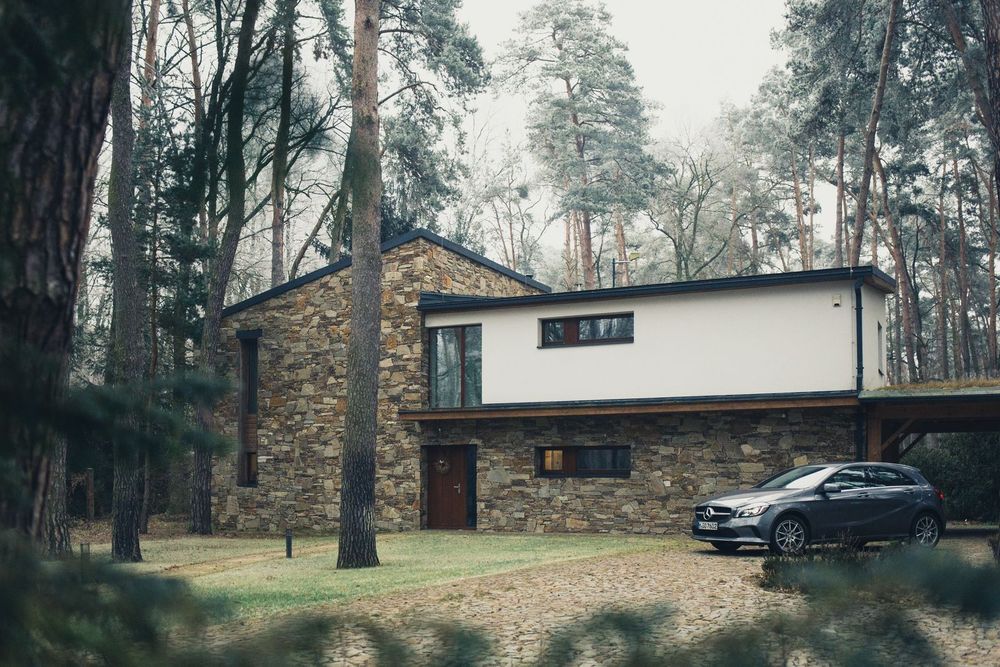 interior_oli's tweet photo. Estoy buscando inspiraciones para crear un nuevo proyecto habitacional de una planta.
Cuál de estas fachadas/estilos les gusta más?
Los leo!!
#house #casa #hogar #decoracion #diseño #arquitectura #interiorismo #planner5d #moderno #3d #2d #design #designinspiration https://t.co/hMmARavliE