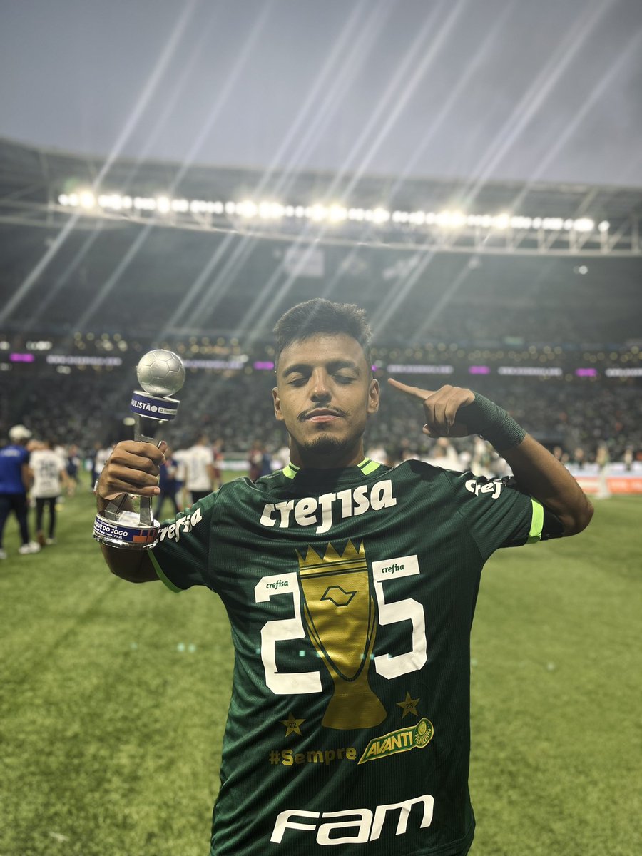 Palmeiras's tweet photo. Mentalidade CAMPEÃ! 🏆

#AvantiPalestra 
#TimeDaVirada https://t.co/KBwocAf2dh