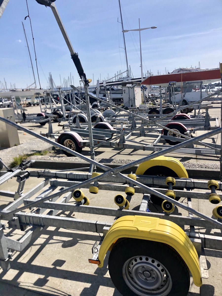LHsansfiltre's tweet photo. Y’a pas que des bateaux qui crament au Havre  @lehavreplaisance #paddock au soleil près des Clubs de Voile SRH SNPH 
CNPV76
#remorques #ber #parking #terrain #voiliers #quilles  #bulbes #foiler #regates #étraves @LH_LeHavre https://t.co/gwYXI2XVjc