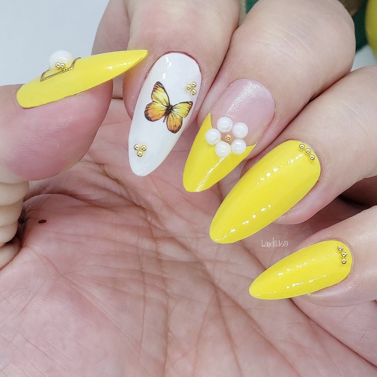 Linda165_YT's tweet photo. Flowers and butterflies 
#nailart https://t.co/LQq1QmBsZf