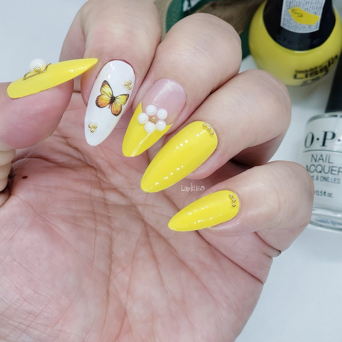 Linda165_YT's tweet photo. Flowers and butterflies 
#nailart https://t.co/LQq1QmBsZf