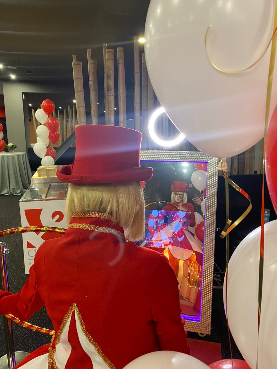 InnaGlobal_SL's tweet photo. Sorprende a tus invitados con nuestro Espejo Mágico y nuestros increíbles accesorios de atrezzo. Combínalo con nuestro photocall personalizado y te garantizamos una experiencia única e inolvidable. 
Nuestro espejo mágico es ideal para bodas, comuniones y eventos de empresa. https://t.co/wpW3ujy8wn