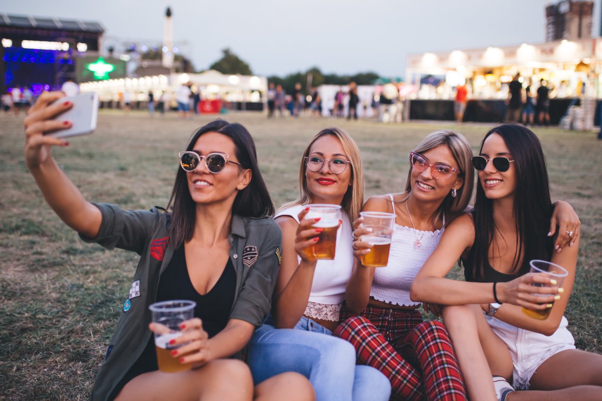 EmblemEyewear's tweet photo. Coachella calls for the trendiest shades and we've got you covered! 😎🌴 Our collection of statement sunglasses will elevate your festival look and protect your eyes from the desert sun. Get ready to shine at Coachella! ✨ #Coachella #sunglasses #festivalstyle  #emblemeyewear https://t.co/HJPV4ZIAsB