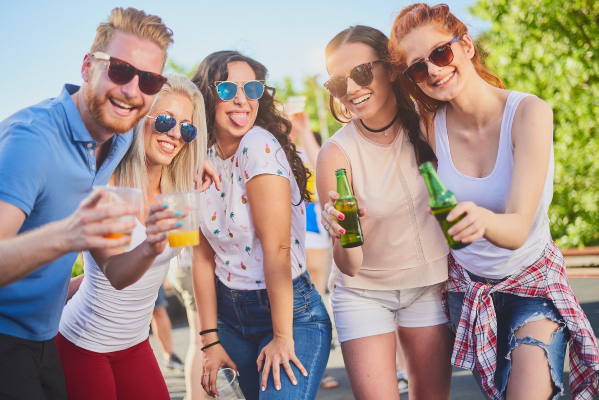 EmblemEyewear's tweet photo. Coachella calls for the trendiest shades and we've got you covered! 😎🌴 Our collection of statement sunglasses will elevate your festival look and protect your eyes from the desert sun. Get ready to shine at Coachella! ✨ #Coachella #sunglasses #festivalstyle  #emblemeyewear https://t.co/HJPV4ZIAsB