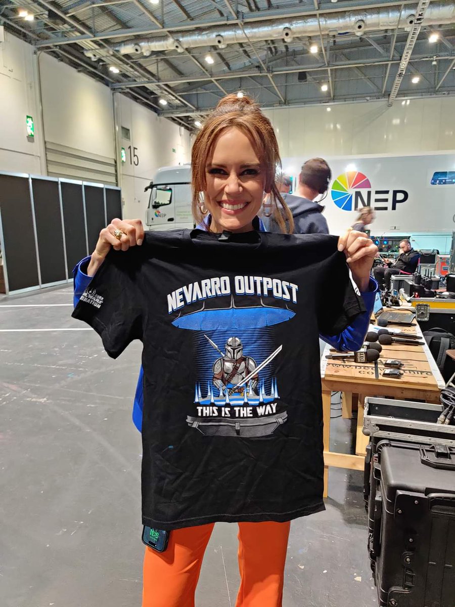 Emily Swallow was so impressed by our stage and Armorer's forge that she wanted to take a closer look! The greatest honor is to get the Armorer's approval!

#StarWarsCelebration2023 #starwars #belgianpropcrew #thisistheway #thearmorer #themandalorian #disney #Lucasfilm