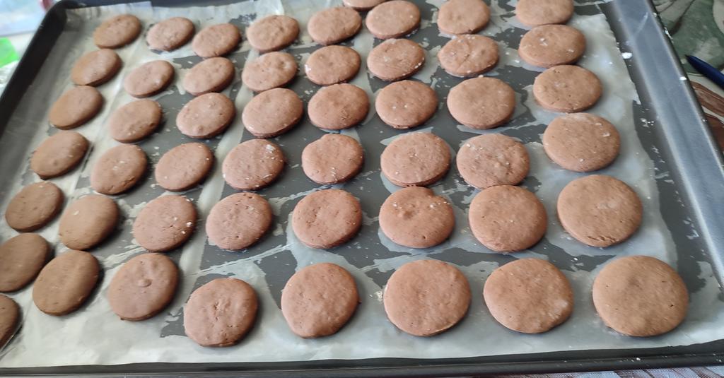 Futuros alfajores preparados por Betsy Kadima de Salomón para regalar al nieto, sobrina, bisabuela y demás familiares