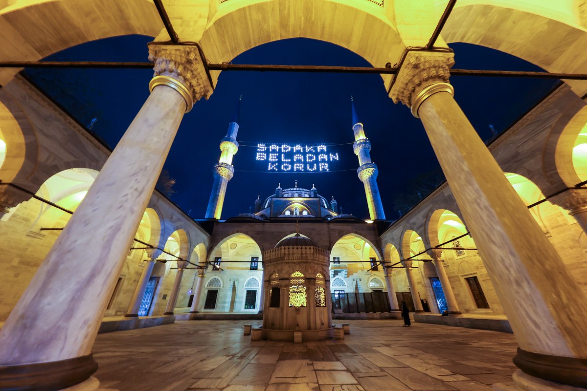 İstanbul Üsküdar Vâlide-i Cedîd Camii’nde kardeşlerimizle birlikte yatsı namazını eda ettik, enderun usulü teravih namazımızı kıldık. Yüce Rabbimiz bu mübarek günlerin feyzinden ve bereketinden faydalanabilmeyi bizlere nasip eylesin.