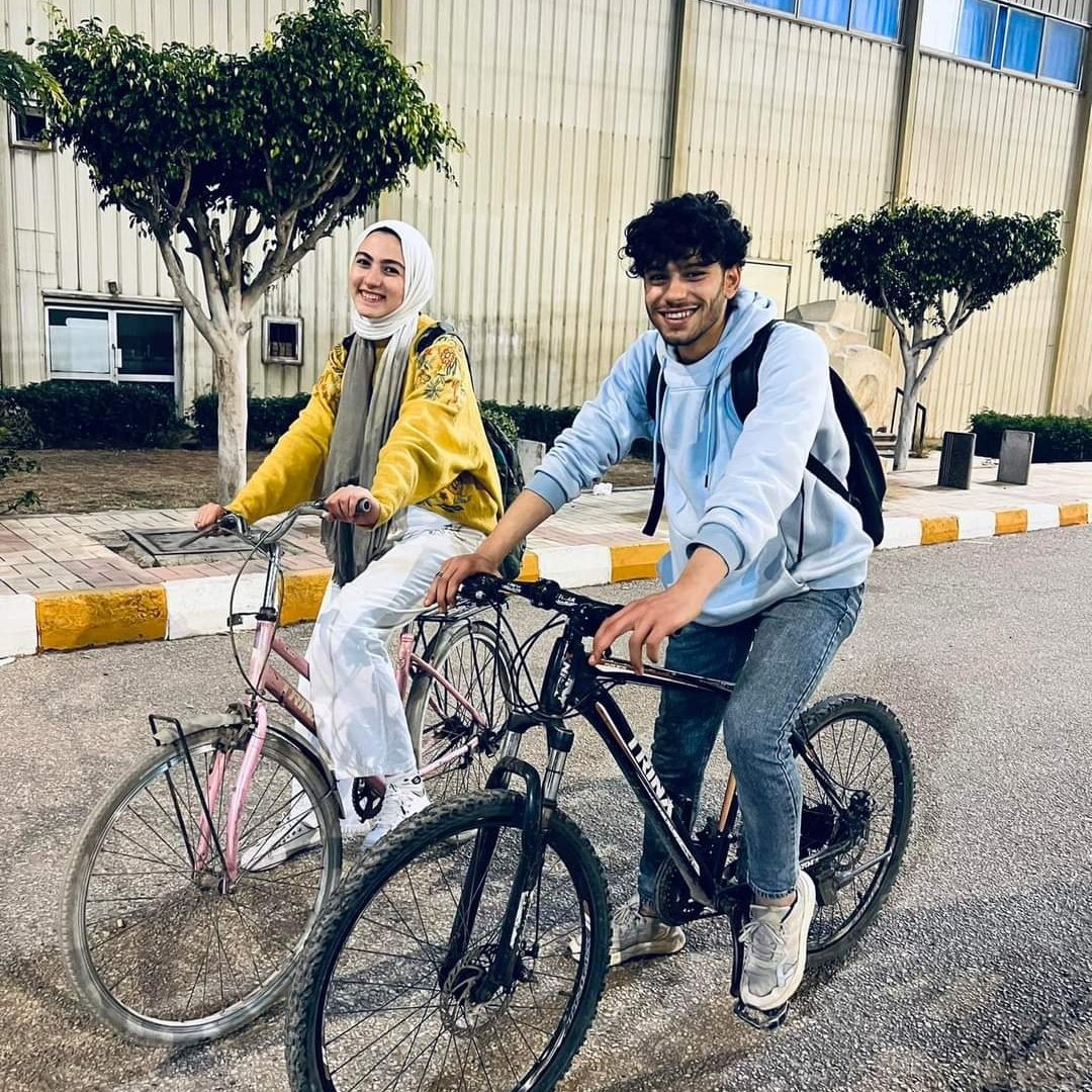 عندها جناحات امسكها تطير غاوية الترحال وانا نفسي طويل.. 🖤