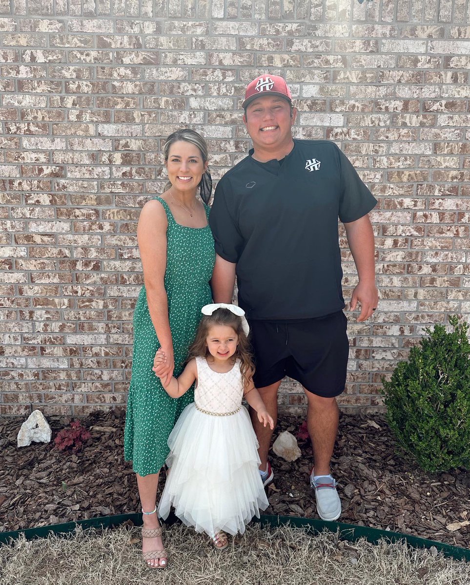CayseJ's tweet photo. happy easter from the blaylock’s! 🤍 https://t.co/EfqzWW8Q9T