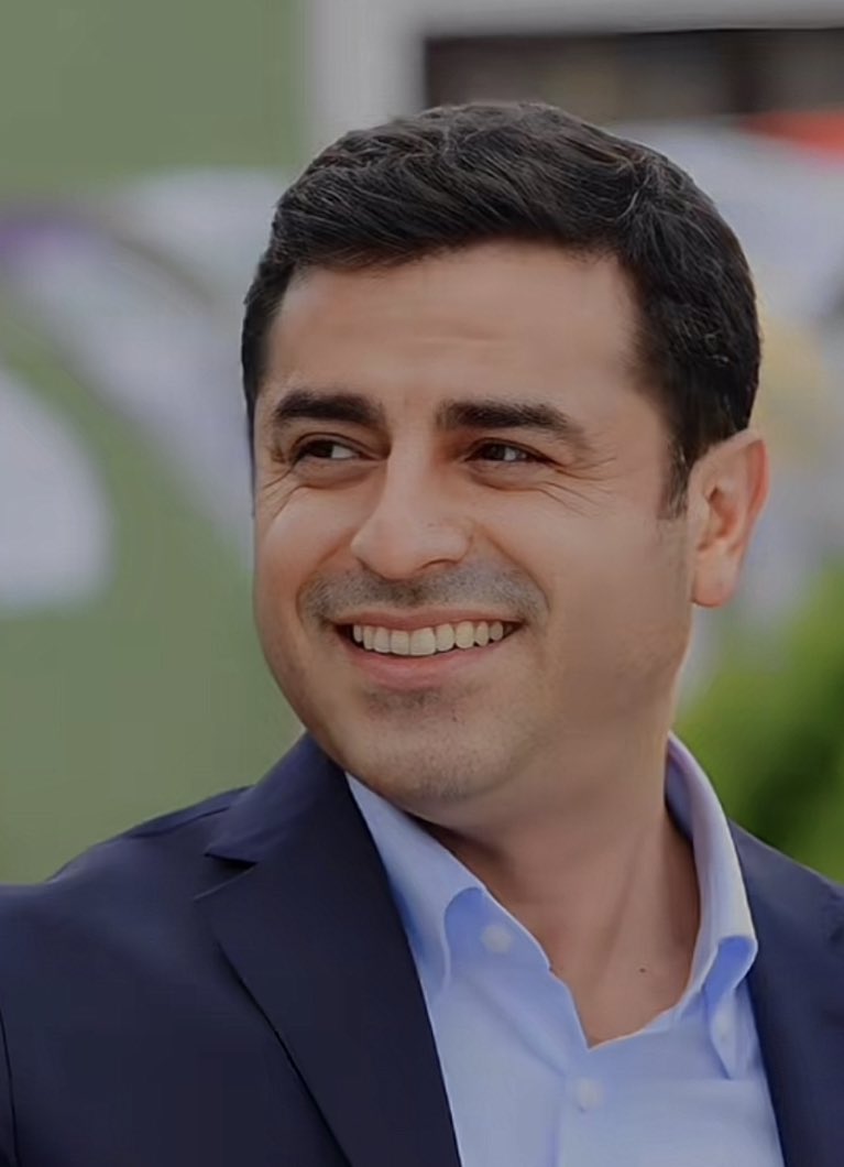 İyi ki doğdun başkanım. Rojbuna te piroz be ✌️✌️.
#SelahattinDemirtas