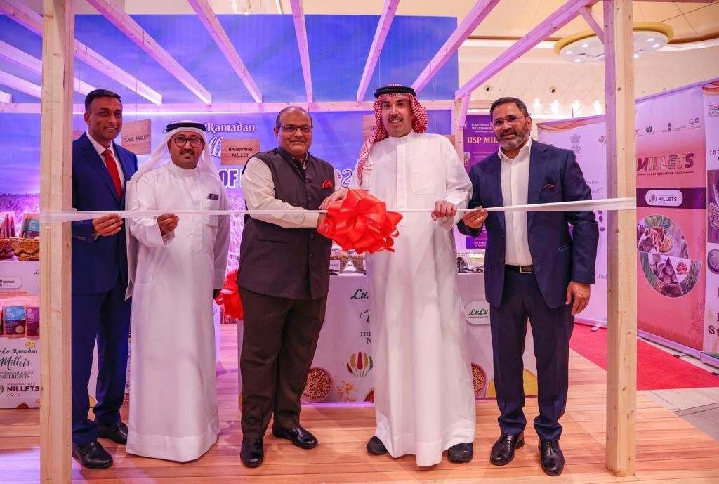 IndiaInBahrain's tweet photo. 1/2 The millet counter put up by @LuLuHyperBH with @IndiaInBahrain was inaugurated by Ambassador Piyush Srivasatava along with H.E. Rashid bin Abdulrahman bin Rashid AlKhalifa, Governor @CG_Bahrain and @juzertaher, Director @LuLuHyperBH. https://t.co/48QGOQdi7E