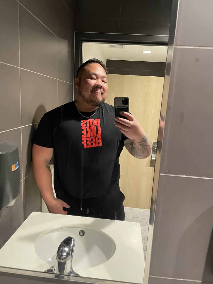 Br00TaLDaN's tweet image. Feelin cute even in this dirty ass McDonald’s mirror 🥩 

#yourfriendlylocalmeatball