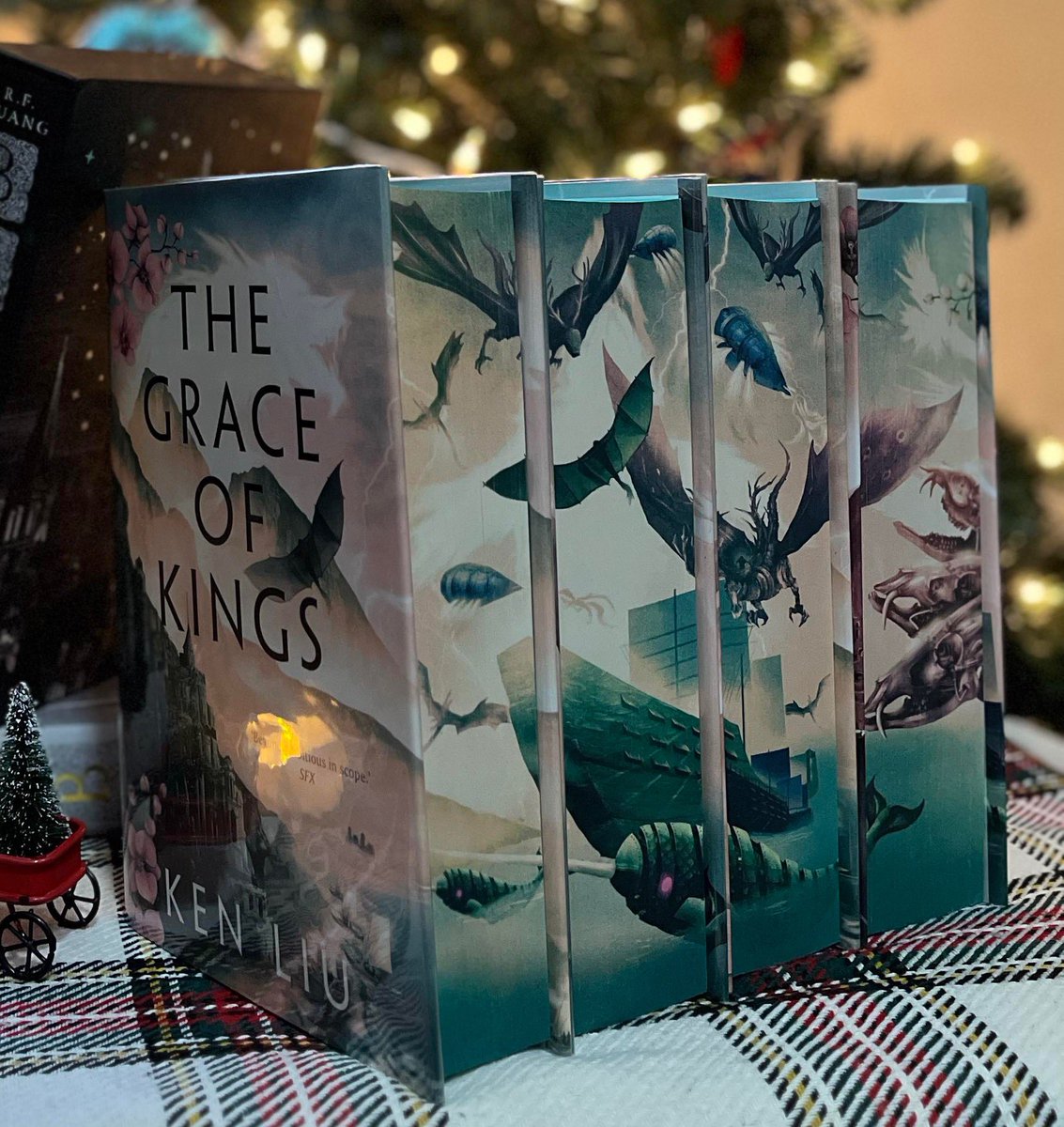 busytryin2read's tweet photo. Looking to trade my US CC ARC &amp; TBB dandelion dynasty for below ARCs
⁃UK &amp; US poppy war 
⁃UK &amp; US dragon republic
⁃UK &amp; US burning god 
⁃UK &amp; AUS Yellowface
US based, open to international #arcsfortrade #arcsfortradeuk #arcsfortradeaus #booksfortrade https://t.co/h6GmK1ReyX