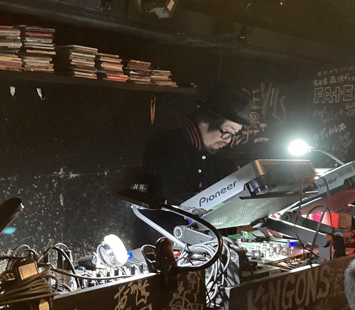 kuki1k1's tweet photo. オープニングのDJは
MINORUさん
そして、主催のRICKYさんがステージに上がって、kingbrothers と呼び込んでくださった
#KILLERCHINEDRESS
#KINGBROTHERS
#DJYOSHIKO
#NOBORU_and_KYOKO
#GANGRICKY https://t.co/x9h1L95hmM
