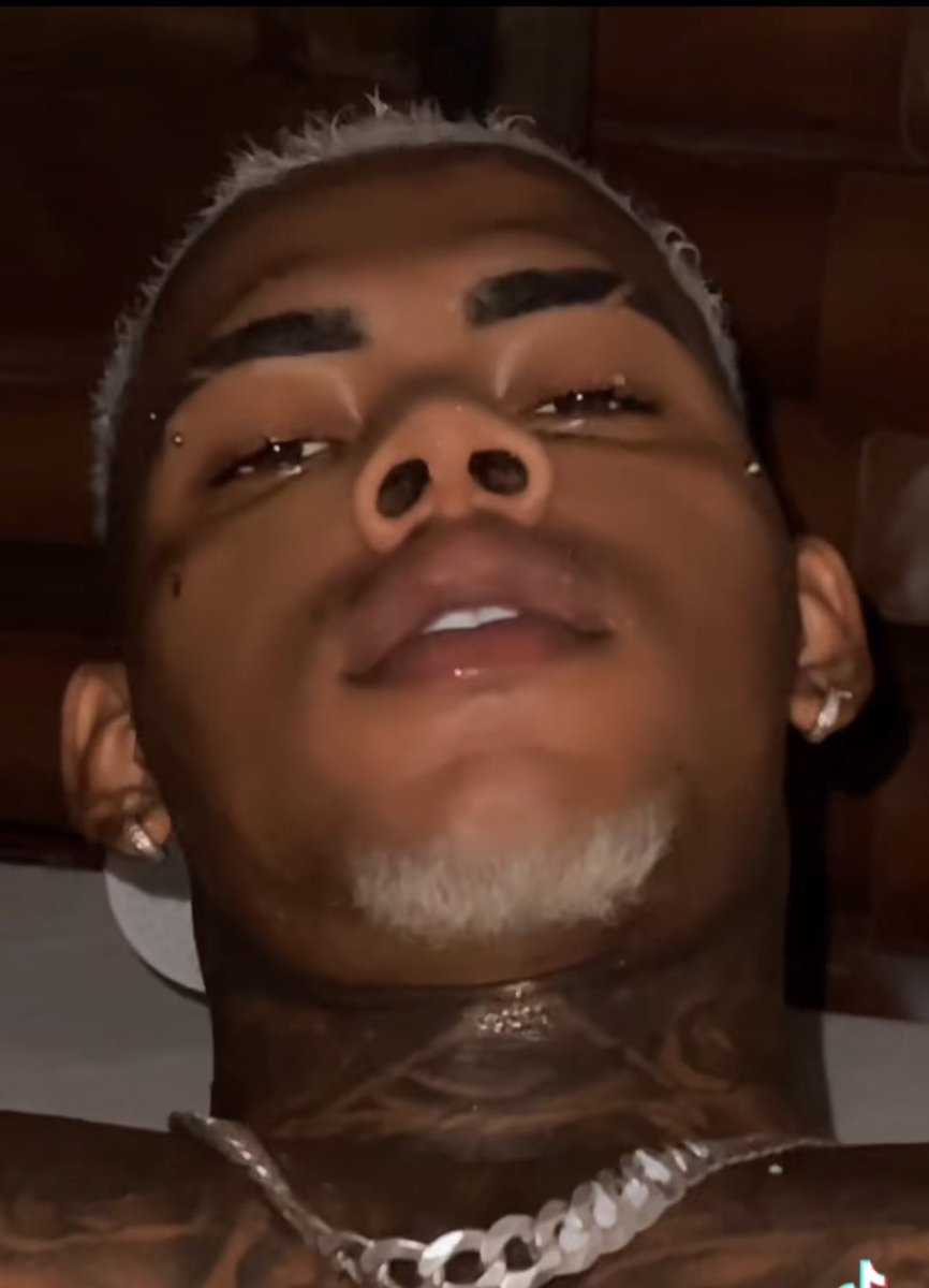 vtkebradeiraof's tweet photo. Era só um vinho é uma música de veigh 🥵 https://t.co/eI5HlfQZrk